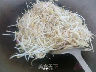 Stir-fried Bean Curd with Double Pepper Bean Sprouts recipe