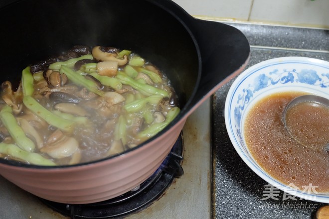 Braised Noodles with Mushrooms and Beans recipe