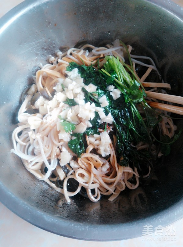 Thousands of Golden Needles Mixed with Kelp Shreds recipe