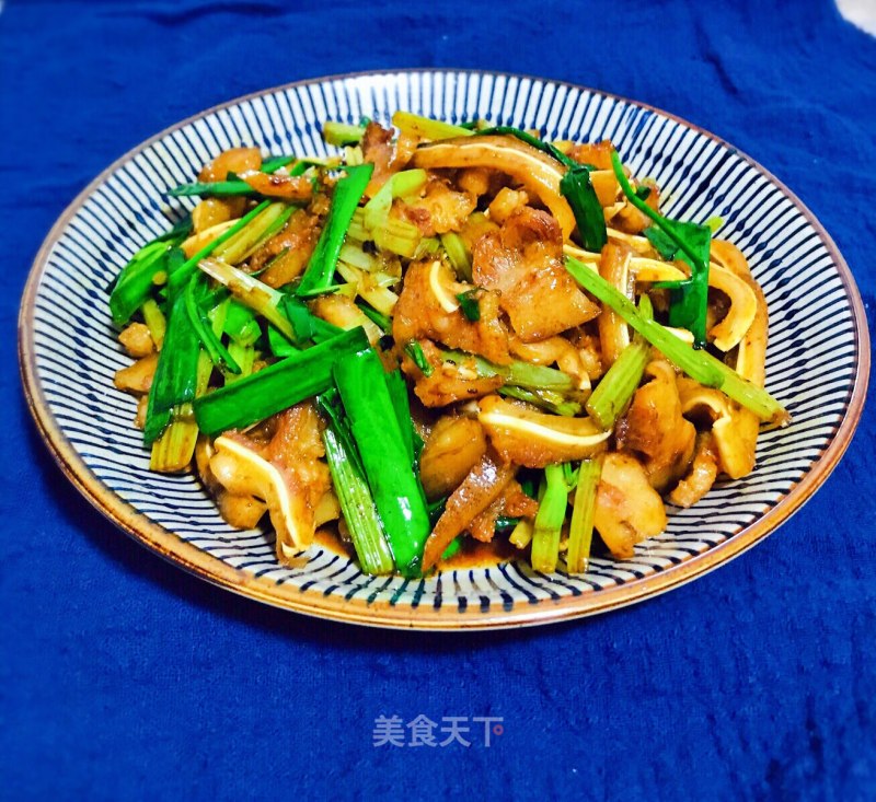 Stir-fried Pork Ears with Garlic Sprouts recipe