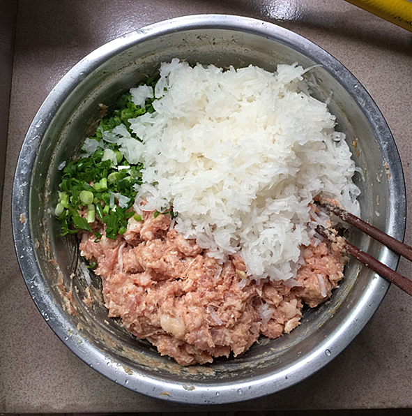 Shredded White Carrot Pork Bun recipe