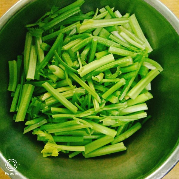 Celery Stir-fried Noodles recipe