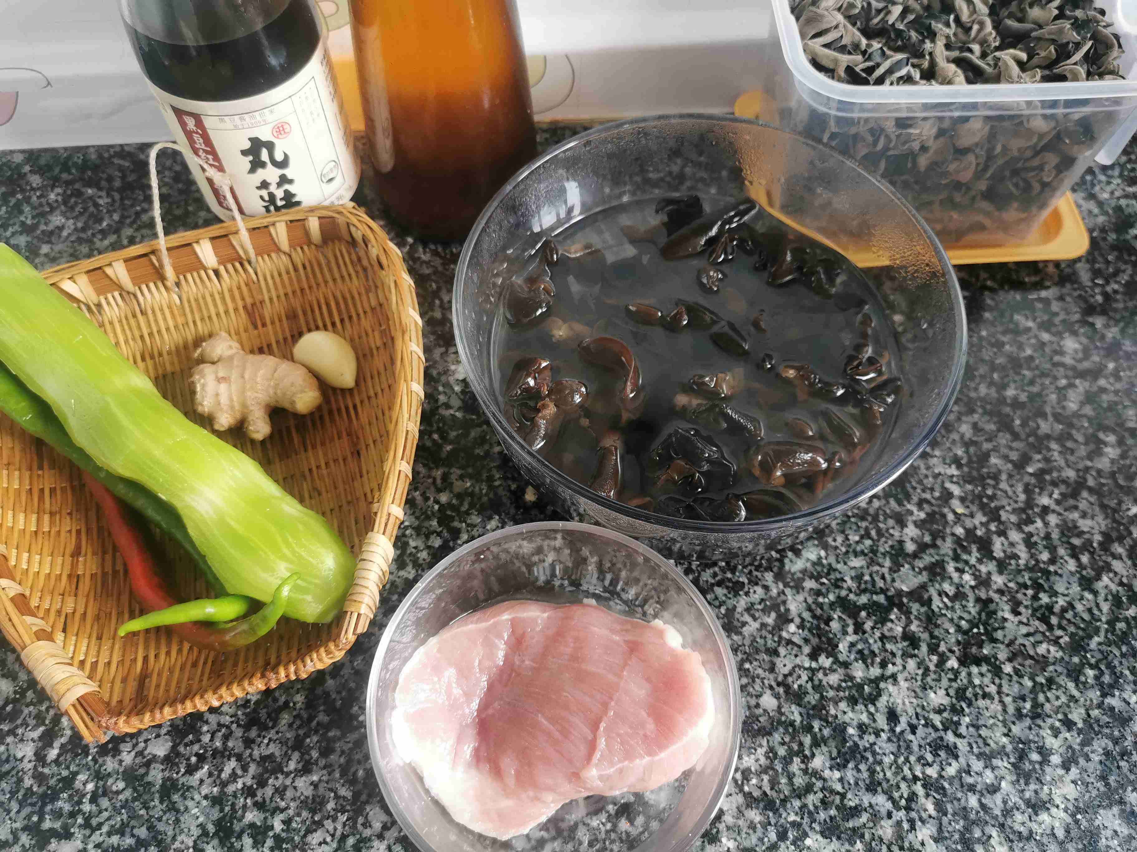 Stir-fried Pork with Fungus and Lettuce recipe