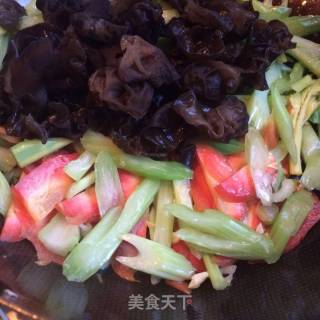 Stir-fried Fungus with Celery and Radish recipe