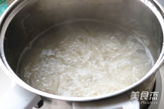 Tomato Beef Rice Noodles recipe