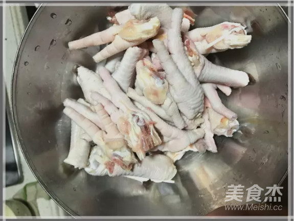 Refreshing and Appetizing Hot and Sour Chicken Feet recipe