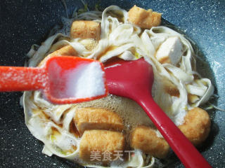 Sliced Noodles with Oily Tofu and Mung Bean Sprouts recipe