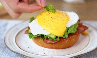 This Juicy Egg Benedict is A Breakfast that Combines Nutrition and Beauty recipe