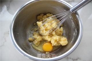 A Red Yeast Pastry is The Most Pleasant in Autumn-red Yeast Pastry Puffs recipe