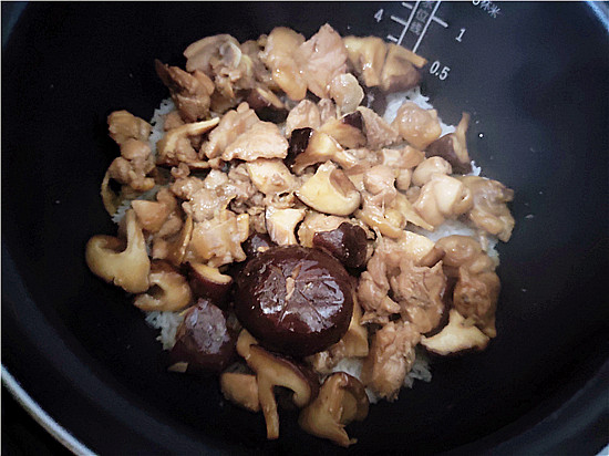 Rice Cooker Mushroom Chicken Claypot Rice recipe