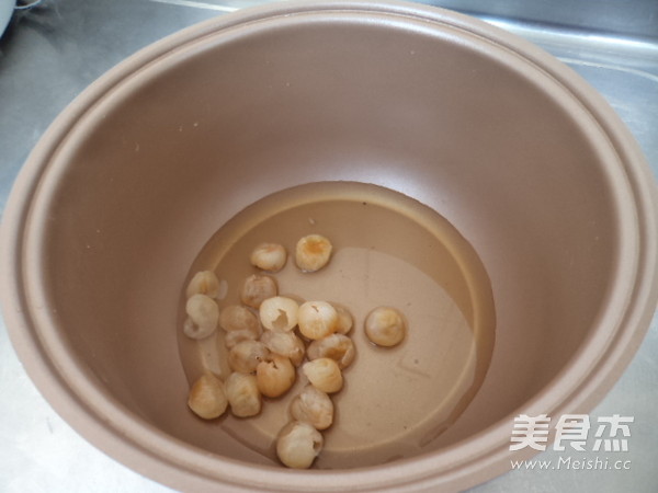 Horseshoe Longan and Tremella Soup recipe