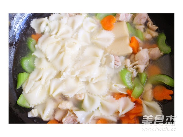 Stewed Butterfly Noodles with Choi Vegetable and Chicken recipe