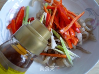 Garlic Sprouts Mixed with Pork Skin recipe