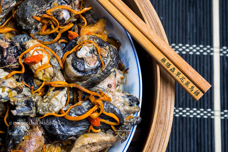 Steamed Black-bone Chicken with Medicated Cordyceps Flowers and Assorted Mushrooms recipe
