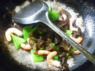 Fried Black Fungus with Shrimp and Pepper recipe