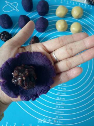 Cantonese Style Purple Sweet Potato and Red Bean Moon Cake "red Bean Moon Cake" recipe