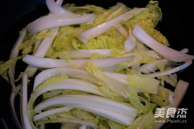 Bean Sprouts Mixed with Cabbage Shreds recipe