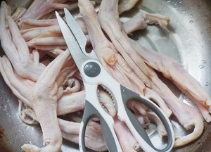 Sauce-flavored Duck Feet recipe