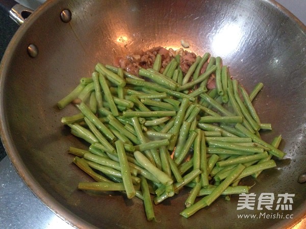 Stir-fried Meat with Cowpea recipe