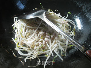 Stir-fried Green Bean Sprouts with Wormwood recipe