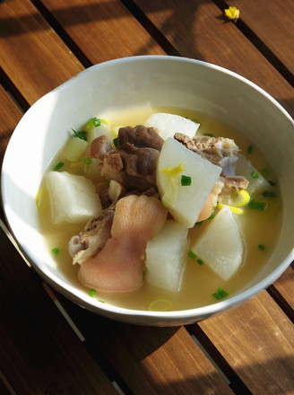 Stewed Pork Trotters with Radish recipe