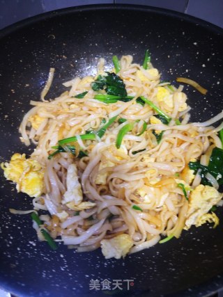 Black Pepper Spinach and Egg Fried Noodles recipe