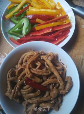 Stir-fried Jingwu Duck Intestines with Colored Peppers recipe