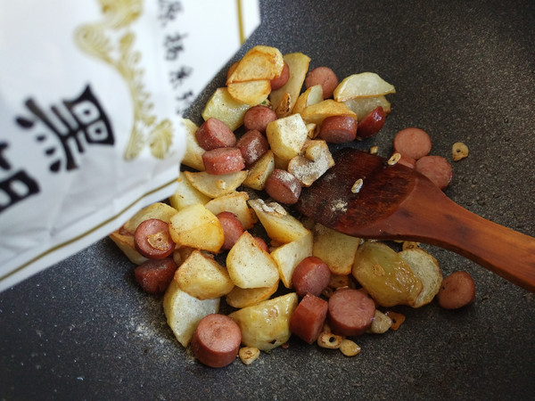 Spicy Potato Wedges and Black Pepper Beef Sausage recipe