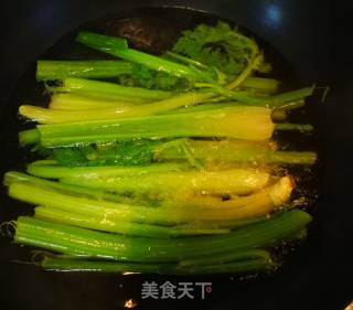 #蛋美食# Egg Skin Mixed with Celery recipe