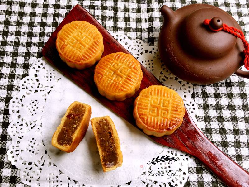 Cantonese-style Rattan Pepper Beef Mooncakes recipe