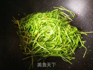 #团圆饭# Fried Pea Seedlings recipe