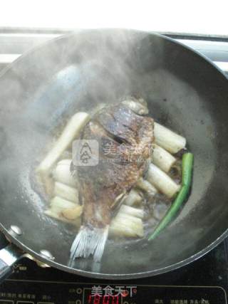Braised Crucian Carp with Green Onion recipe