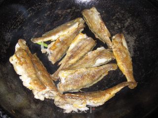 Small Yellow Croaker in Tomato Sauce recipe