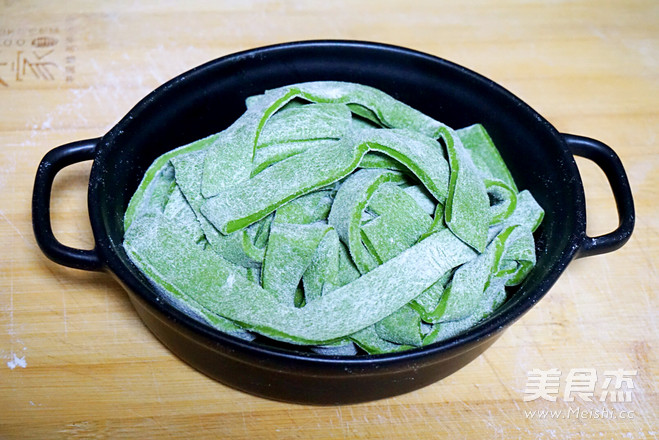 Hand-rolled Noodles with Spinach recipe