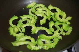 Stir-fried Bitter Gourd with Spicy Cabbage and Egg recipe