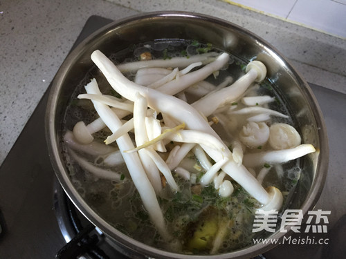 Instant Noodles with White Jade Mushroom recipe