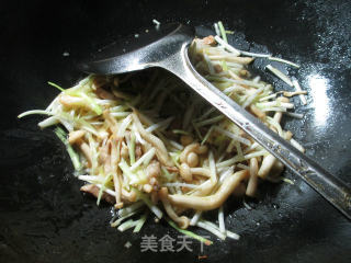 #trust of Beauty# Stir-fried White Jade Mushroom with Pork Belly and Leek Sprouts recipe