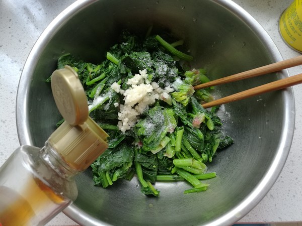 Spinach with Sesame Nuts recipe