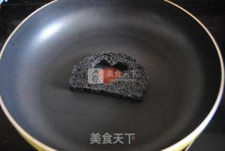 #aca烤明星大赛# Fried Bamboo Charcoal Toast Slices with Olives recipe