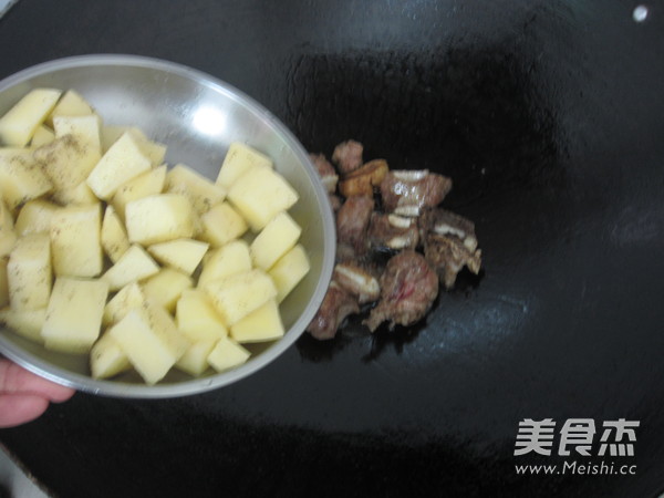 Black Pepper Ribs Stewed Potatoes recipe