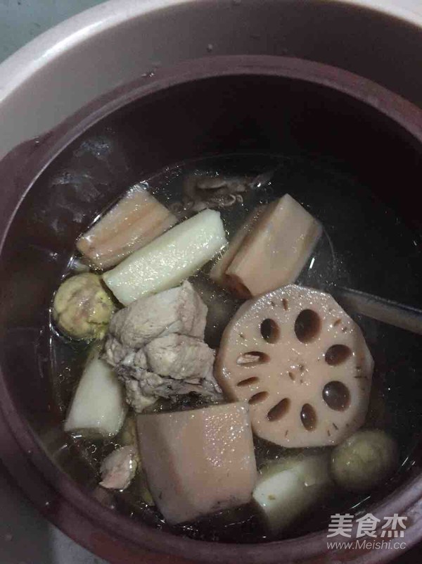 Stewed Chicken Soup with Yam and Lotus Root recipe