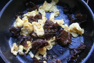 Scrambled Eggs with Home-cooked Fungus recipe