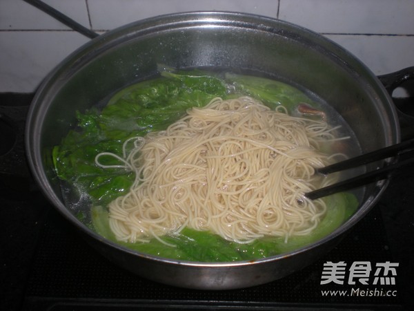 Lettuce Sausage Noodle recipe