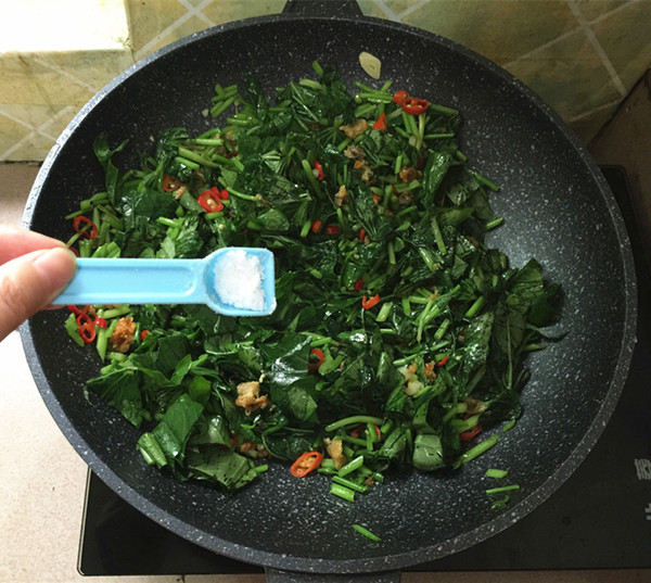 Stir-fried Sweet Potato Leaves with Lard Residue recipe