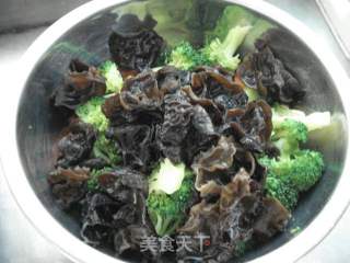 Broccoli with Fungus recipe