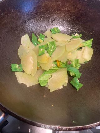 Stir-fried Life Fruit with Chili recipe