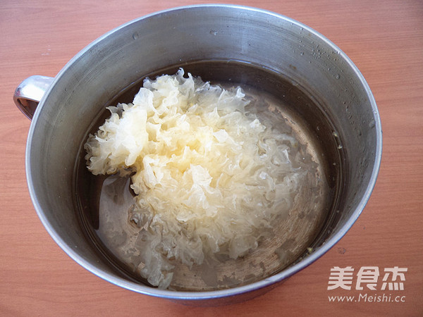 Papaya and Tremella Soup recipe