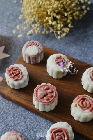 Colorful Snowy Moon Cakes recipe