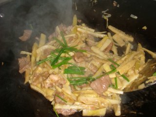 Stir-fried Spring Bamboo Shoots with Sliced Pork recipe