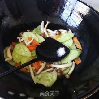 Stir-fried Crab Mushroom with Cucumber and Carrot recipe